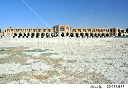イラン　イスファハーン　干上がったザーヤンデ川にかかるハジュー橋　 62983633