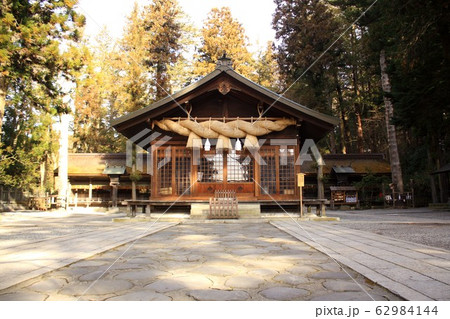 長野県下諏訪町、歴史と伝統が息づく大樹の森に包まれた諏訪大社下社の春宮 62984144