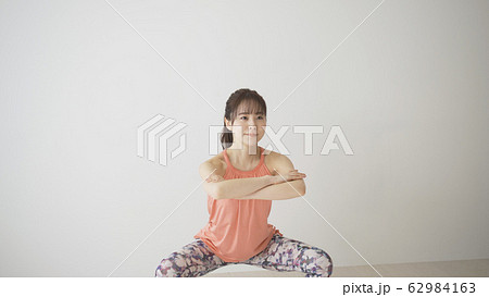 筋肉トレーニングをする若い女性 スクワット 筋肉トレーニングをする若い女性 スクワット 62984163