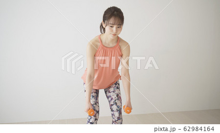 筋肉トレーニングをする若い女性　ローイング 62984164