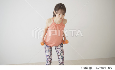筋肉トレーニングをする若い女性 ローイング 筋肉トレーニングをする若い女性 ローイング 62984165