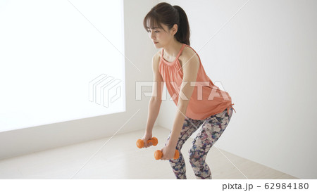 筋肉トレーニングをする若い女性 ローイング 筋肉トレーニングをする若い女性 ローイング 62984180