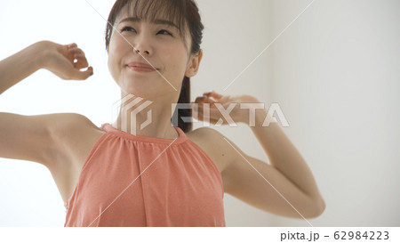 休憩をする若い女性 62984223