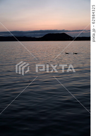 鳥取　四季の散歩　夏　湖山池　夕焼け 62984325