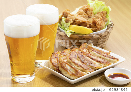 ビールと餃子とからあげ 62984345