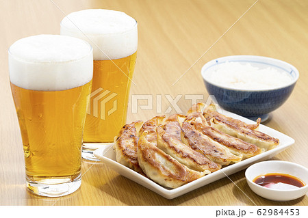 ビールと餃子とごはん 62984453