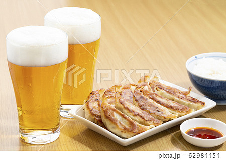 ビールと餃子とごはん 62984454