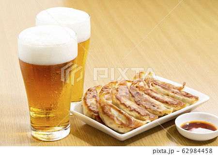 ビールと餃子 ビールと餃子 62984458