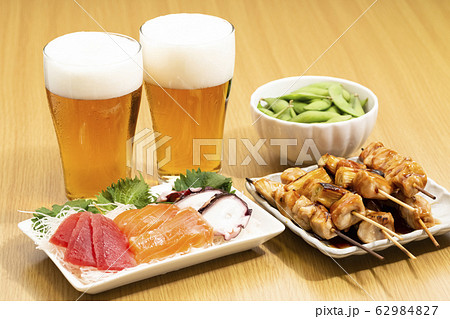 ビールと刺身と焼き鳥と枝豆 62984827