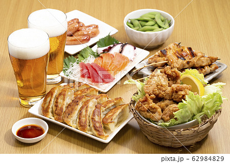 ビールに合う人気料理_からあげと餃子と焼き鳥と刺身とソーセージと枝豆 62984829