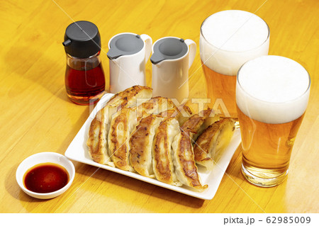 ビールと餃子 ビールと餃子 62985009