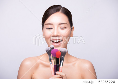 女性　美人　きれい　メイクアップ　スキンケア　ブラシ 62985228