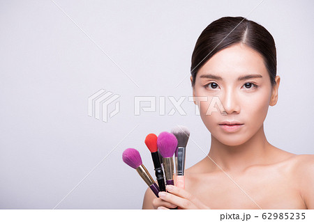 女性　美人　きれい　メイクアップ　スキンケア　ブラシ 62985235