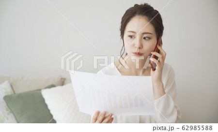 テレワークをする若い女性 62985588