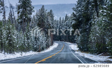 On the road of Yellowstone in winter season. On the road of Yellowstone in winter season. 62985689