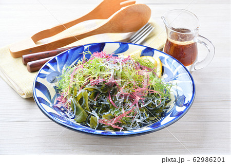 海草サラダ(わかめ他)、青ジソドレッシングを添えて。 海草サラダ(わかめ他)、青ジソドレッシングを添えて。 62986201