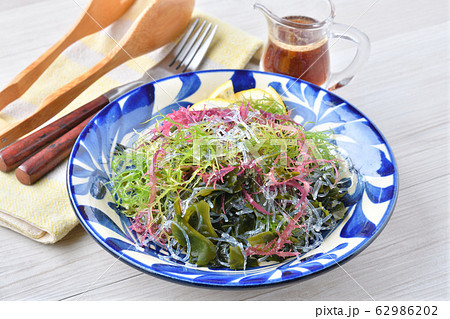 海草サラダ（わかめ他）、青ジソドレッシングを添えて。 62986202