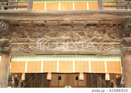 長野県下諏訪町、歴史と伝統が息づく諏訪大社下社、春宮の幣拝殿の彫刻 62986950