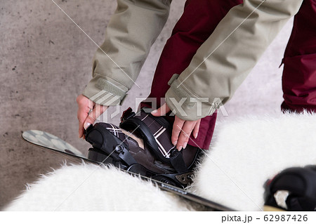 スノボブーツを履く女性 62987426