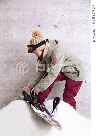 スノボブーツを履く女性 62987427