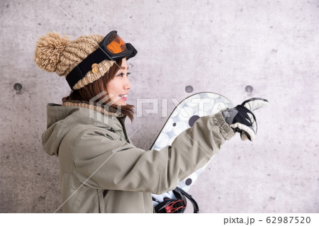 スノーボードをする女性 スノーボードをする女性 62987520