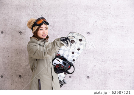 スノーボードをする女性 62987521