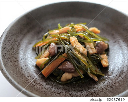 切り昆布としめじのおいしい煮物 切り昆布としめじのおいしい煮物 62987619