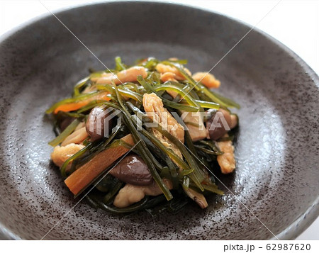 切り昆布としめじのおいしい煮物 切り昆布としめじのおいしい煮物 62987620