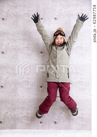 スノーボードをする女性 スノーボードをする女性 62987758