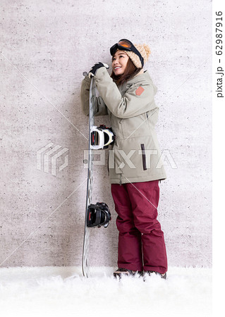 スノーボードをする女性 62987916