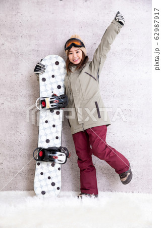 スノーボードをする女性 スノーボードをする女性 62987917
