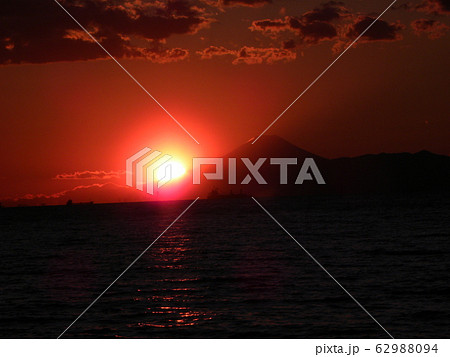 稲毛海岸から見た夕日が沈むときの富士山 稲毛海岸から見た夕日が沈むときの富士山 62988094