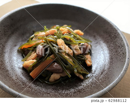 切り昆布としめじのおいしい煮物 切り昆布としめじのおいしい煮物 62988112