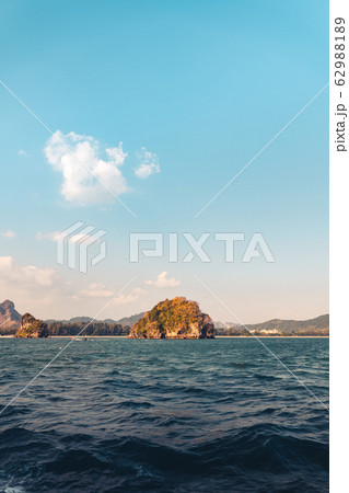 Blue sea and rocky mountains, evening bay in Krabi 62988189