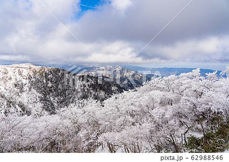三重県　冬の御在所山頂からの眺め　樹氷　霧氷 62988546