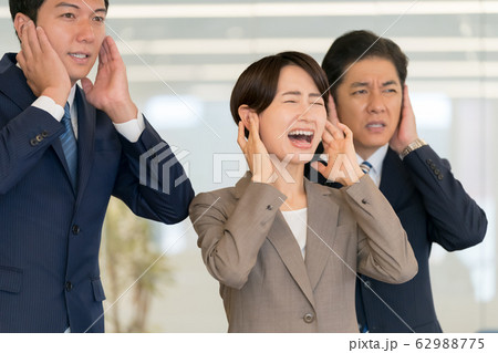 ビジネスピープル　耳をふさぐ 62988775