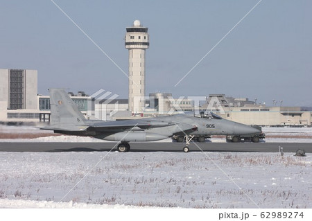 冬晴れの北海道、航空自衛隊千歳基地を地上滑走するF-15Jイーグル戦闘機 62989274