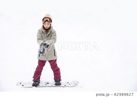 スノーボードをする女性 スノーボードをする女性 62989627