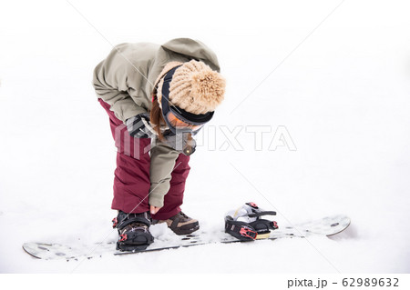 スノーボードをする女性 62989632
