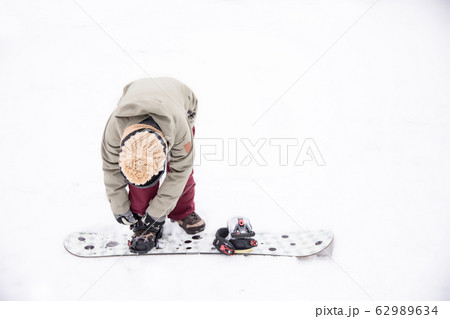 スノーボードをする女性 62989634