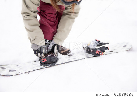 スノーボードをする女性 スノーボードをする女性 62989636