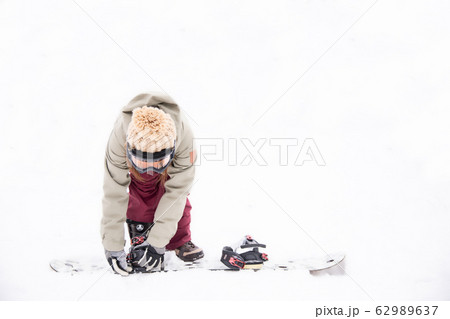 スノーボードをする女性 62989637
