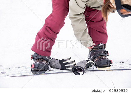 スノーボードをする女性 62989936