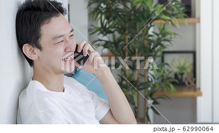 男性　スマートフォン 62990064