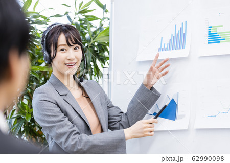 女性　ビジネス　セミナー　研修　会議 62990098