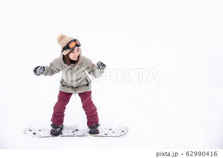 スノーボードをする女性 スノーボードをする女性 62990416