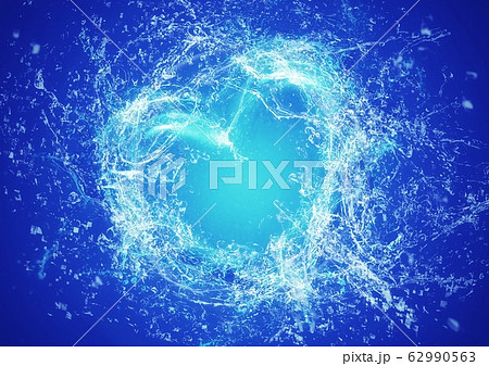 しぶきを上げる抽象的な氷のハート 62990563