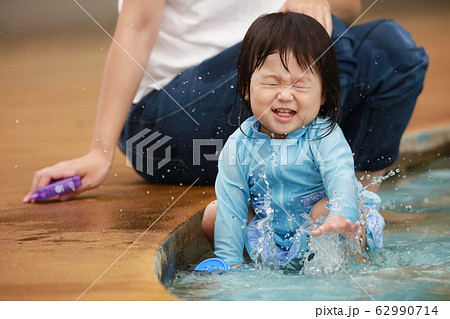 水遊びする女の子の写真素材