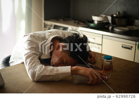 酔いつぶれて眠る男性 酔いつぶれて眠る男性 62990726