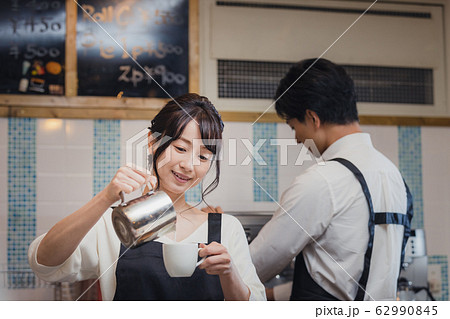 カフェ　飲食店　店員　スタッフ 62990845